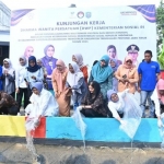 Novita Hardini, Fatma Saifullah Yusuf, dan Intan Nurul Fadilah saat tebar benih ikan di salah satu sungai yang terletak di Kelurahan Surodokan, Trenggalek. (Ist)