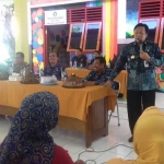 Bupati Sambari HR ketika memberikan pengarahan warga Sambogunung. foto: SYUHUD/ BANGSAONLINE