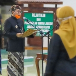 Bupati Pamekasan Baddrut Tamam saat melantik pejabat di Pandhapa Agung Ronggosukowati. 