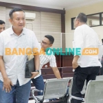 Anak buah La Nyalla Mattalitti, Tyas Pambudi, saat menjadi saksi dalam sidang kasus korupsi Bupati Bangkalan di Pengadilan Tipikor Surabaya. Foto: AHMAD FAUZI/BANGSAONLINE