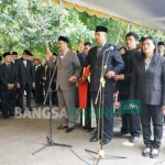 Sejumlah pejabat saat dilantik oleh Bupati Jombang, Nyono Suharli Wihandoko di TPA (Tempat Pembuangan Akhir) Banjardowo, Kecamatan Jombang, Selasa (3/1). foto: ROMZA/ BANGSAONLINE