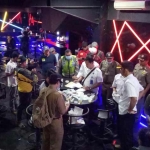 Petugas melakukan tes urin kepada pengunjung tempat hiburan malam.