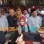 Siti Atiqoh Supriyanti, didampingi Ketua DPC PDIP Gresik, Mujid Riduan, ketika memberi keterangan pers usai bertemu pengrajin tahu di Desa Gadingwatu. Foto: SYUHUD/BANGSAONLINE