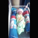 Bayi cantik yang ditemukan warga Prambon, Sidoarjo.  Ia dibungkus kain kebaya dan diletakkan di warung dalam punden Jantran tengah sawah Desa setempat, Minggu (7/1).