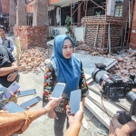 Wali Kota Mojokerto, Ika Puspitasari, saat meninjau proyek Senilai Rp1,5 miliar yang ambruk beberapa waktu lalu.