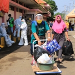 Pasien sembuh Covid-19 Kota Surabaya yang dipulangkan dari Hotel Arama Haji Sukolilo. (foto: ist).