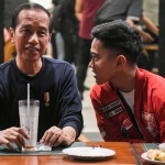 Presiden Joko Widodo berbincang dengan Ketua Umum Partai Solidaritas Indonesia (PSI) Kaesang Pangarep saat melakukan pertemuan di kawasan Jalan Braga, Bandung, Jawa Barat, Sabtu, 3 Februari 2024. Presiden Joko Widodo meyakini PSI bisa mendapatkan kursi di DPR RI pada Pemilu 2024. Foto: ANTARA