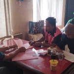 Petugas dari Kejari Kabupaten Probolinggo saat bersama guru honorer yang ditetapkan sebagai tersangka korupsi honor ganda.