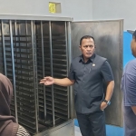 Wakil Bupati Pamekasan Sukriyanto saat melaksanakan sidak ke dapur MBG di Pademawu Timur.