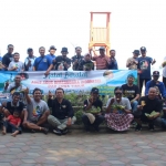 Puluhan pria bernama Agus yang tergabung dalam Perkumpulan Agus-Agus Indonesia Jawa Timur foto bareng saat halalbihalal di Pantai Midodaren Tulungagung.