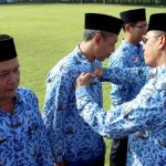 Pjs Bupati Jombang, Setiajit, saat memasang pin ASN netral. foto: ist