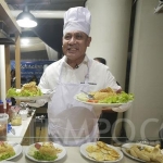Ketua KPK Firli Bahuri saat mendemonstrasikan keahliannya sebagai chef memasak nasi goreng. Foto: Tempo