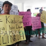 Warga saat demo di depan Pemkab Blitar.