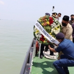 Bupati Gresik Fandi Akhmad Yani saat tabur bunga di atas Kapal KN Grantin 211, memperingati Hari Pahlawan 10 November 2021. foto: SYUHUD/ BANGSAONLINE