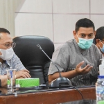 Wali Kota Kediri Abdullah Abu Bakar (tengah) didampingi Kepala Dinkes dr. Fauzan Adima (kiri). (foto: ist)