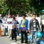 Aktivis PMII Sampang menggalang dana. Foto:junaidi/BANGSAONLINE