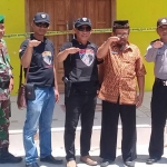 Tim Cobra Polres Lumajang berpose di depan gedung yang disegel.