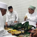 Emil Elistianto Dardak bersama KH Maimun Zubair (Mbah Moen) dalam haul Sunan Ampel. foto: bangsaonline.com 