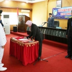 Bupati Kediri dr. Hj Haryanti Sutrisno saat melantik sejumlah pejabat di lingkungan Pemkab Kediri.