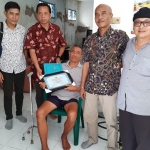 TALI ASIH: Pengurus PWI Jatim didampingi PWI Sidoarjo saat mengunjungi wartawan senior, Ice Soemarto, Jumat (24/1). foto: MUSTAIN/ BANGSAONLINE