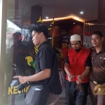 Samsudin, pelaku video tukar pasangan saat berada di Kejari Blitar dengan menggunakan rompi tahanan. 