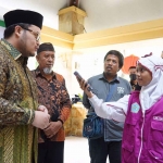 Bupati Kediri, Hanindhito Himawan Pramana, saat diwawancarai Almira, si wartawan cilik. Foto: Ist