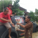 Pendistribusian Nasi Bungkus yang dilakukan oleh Tim Caleg PDIP di Desa Ngadirenggo. Foto: HERMAN S/BANGSAONLINE