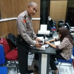 NA saat menjalani pemeriksaan di Polres Blitar.
