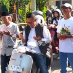 Ketua DPC PKB Kota Batu, Nurochman, saat hendak mendaftar sebagai bakal calon wali kota periode 2024-2029.