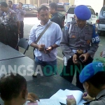Petugas Propam mengecek satu per satu senjata api yang dibawa anggota maupun inventaris di Polres maupun di Polsek. foto: AKINA/ BANGSAONLINE