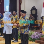 Gubernur Khofifah saat menyerahkan penghargaan untuk salah satu pendonor darah. Foto: DEVI FITRI AFRIYANTI/BANGSAONLINE