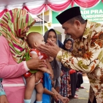 Bupati Pungkasiadi menyapa warga pada acara Bulan Panutan PBB-P2 Kecamatan Tahun 2020. 