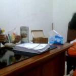 Kurir SS, Idris Cholaifi dihadapan penyidik. foto : nanang ichwan/BANGSAONLINE