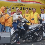 Ketua DPD Rias Yudikari (empat dari kanan) didampingi jajaran fraksi dan pengurus DPD saat memberikan hadiah utama berupa sepeda motor kepada pemenang undian jalan sehat.