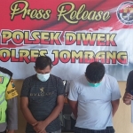 Dua pelaku saat berada di Mapolsek Diwek, Jombang.