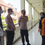 Kapolres Bangkalan AKBP Didik Haryanto turut memantau pelaksanaan uji kompetensi bakal calon kepala desa.