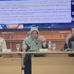 Diskusi Program Unggulan Pemprov Jatim Pembebasan dan Keringanan Pajak Kendaraan Bermotor, yang dihadiri Kadis Kominfo Jatim Serlita dan Kepala Subbidang PKB Bapenda Jatim Hendrick Kristian.