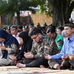 Bupati Kediri Hanindhito Himawan Pramana saat mengikuti doa bersama. (Ist)