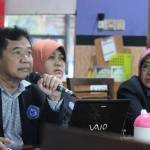 Rektor UNIROW  Tuban, Hadi Tugur didampingi PR I, Marita dan PR II, Kholifah ketika memberikan penjelasan soal status nonaktif UNIROW kepada sejumlah awak media. (foto: BANGSAONLINE)