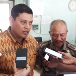 Wali Kota Kediri Abdullah Abu Bakar didampingi Kasatpol PP Ali Muklis, saat memberi keterangan kepada wartawan usai launching Tim Jaring PAD. foto: MUJI HARJITA/ BANGSAONLINE