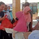 Kepala Pelaksana BPBD Kabupaten Kediri Randy Agatha saat menyerahkan bantuan dan santunan secara simbolis kepada salah satu warga korban angin kencang di Kecamatan Purwoasri. Foto: Ist.