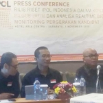 Petrus Haryanto (tengah), CEO iPOL saat merilis hasil survei Pilkada Jatim dengan pendekatan teknologi. foto: DIDI ROSADI/ BANGSAONLINE