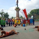 Para mahasiswa pecinta alam saat menggelar aksi teatrikal.