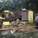 Kondisi rumah Lasiyem yang roboh akibat hujan deras.