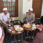 Pengasuh Pondok Pesantren Sidogiri, KH. Nawawi Abdul Jalil bersilaturahim ke kediaman tokoh NasDem, Hasan Aminudin di Probolinggo. Di saat yang sama Cawapres No. 2 Sandiaga Uno berkunjung ke Sidogiri. foto: ist