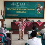 MOTIVASI: Ketua PC LTN NU Sidoarjo M Subhan paparan di Pelatihan Jurnalisme Digital, Minggu (3/11). foto: MUSTAIN/ BANGSAONLINE