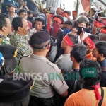 Warga saat menyampaikan aspirasinya ke Gedung Dewan dan Kantor Pemda. foto: GUNAWAN/ BANGSAONLINE