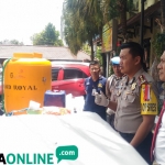 Kapolres Malang Kota AKBP Asfuri didampingi Kasat Respons AKP Samsul Arifin dan Kasubag Humas Ipda Ni Made S Marhaeni, saat merilis hasil penangkapan ribuan botol miras oplosan di Blimbing, Kota Malang, Senin (22/10). foto: IWAN IRAWAN/ BANGSAONLINE