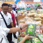 Kepala Diskoperindag saat mengecek barang-barang di supermarket.