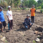 Mirah, pemilik sawah menunjukkan penemuan potongan arca dan bongkahan batu bata merah di persawahan miliknya.